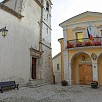 Foto: Esterno della Chiesa con Municipio - Chiesa di San Tommaso Apostolo (Barrea) - 9