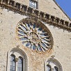Foto: Particolare della Facciata con Rosone - Cattedrale di San Nicola Pellegrino  (Trani) - 23